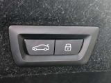 ボタン操作ひとつでトランクの開閉を可能とする電動トランクが付いております。