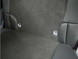 ◆ISOFIX◆シートベルトいらずでチャイルドシートと固定金具を連結するだけでガッチリ固定できます。