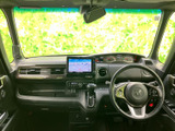 運転席まわりは前方の視界が広く、メーターやナビ画面も目に入りやすい配置です。運転席と助手席はゆったりとした空間で、毎日の移動も快適に過ごせます。