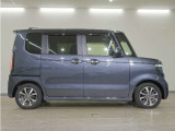 リアには左右スライドドアを採用。狭い駐車場でも開閉しやすく、強風の日でもドアが煽られにくくなっております。小さなお子さまやご年配の方も安心して乗り降りできます。