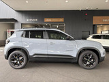 Jeep伝統の台形ホイールアーチになります。