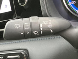 ワイパーの各設定を示す表示がレバーに配置され、運転席から確認しやすい仕様です。天候に合わせた操作を行う際にも、表示が目安になります。