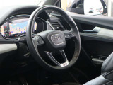 内装はシンプルに使い勝手を考え作られています。お車を運転する感覚をダイレクトに体感して頂けます。室内も広くロングドライブにも快適にお過ごしいただけます。