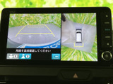 後方と車両周囲の映像を画面で確認でき、駐車時の安全確認をサポートします。複数の視点を見比べられるため、周囲の状況を把握しやすく便利です。