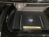 ワイヤレス充電器を装備してます。Qi(チー)規格対応のスマートフォンなどを置くだけでワイヤレスで充電可能です。スマートフォンの充電可能なUSB端子と音源などの外部入力の可能なUSB端子もついています。