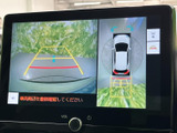 後方の映像に加えて車両周辺の表示も確認でき、駐車時の周囲確認をサポートします。ガイド線も表示されるため、駐車位置を確認する際に役立ちます。