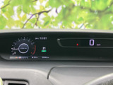 速度やシフト位置などの情報が視線を向けやすい位置にまとめられ、運転中も必要な表示を確認しやすい構成です。表示がすっきり整理されており、日々の運転をサポートしてくれます。