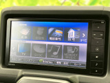 画面には目的地検索や電話番号などの項目が並び、オーディオの選択肢も一覧で確認できます。タッチ操作と画面脇のボタンが用意され、必要な項目を見つけやすい構成です。日常の移動を便利にサポートします。