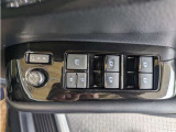 パワーウィンドウのスイッチですよ。 運転席に居ながら窓を開け閉めのコントロールできますよ。 ロック機能で、子供がイタズラして窓を開けるという事も無くなりますよ。