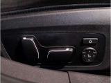 【コックピットシート】BMW車の主役席。車体中央にくる様に配置し車両重心とが一致する事でドライバーと車との一体感あるドライビングを実現。人間工学に基づき形成した形状が長時間のドライブ疲労も軽減します!