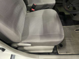 運転席の座面です。座面の横に位置を調整するレバーがあります。
