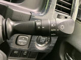 レバーの表示で操作内容を確認しやすく、運転席から手元で扱える位置にあります。天候に応じた操作を行いやすく、視界を保ちたい雨の日の運転でも日常的に役立つ装備です。
