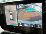 【全方位モニター】リバースに入れた際、車両全体を見渡している映像に切り替わります。また、見通しが悪い場所で便利な前方ワイド映像やすれ違いに便利な助手席側ワイド映像など切り替えが出来ますよ♪