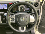 手元にスイッチを備えたステアリングで、運転姿勢を保ちながら必要な操作を行いやすい仕様です。メーターも見渡しやすく、運転席まわりの使い勝手に配慮されています。