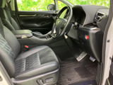 運転席は前方を見渡しやすい視界で、座面や背もたれには立体的な模様があしらわれています。足元にもゆとりがあり、日常の移動を落ち着いて過ごせる空間です。