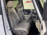 乗降がしやすい運転席。高さが調節できて小柄な方でも運転しやすいポジションをとることができます。