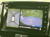 車両周辺を俯瞰した映像と後方の映像を画面で確認できます。駐車時に周囲や後方の状況を把握しやすく、車庫入れや狭い場所での取り回しをサポートする装備です。