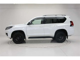 【4WD車】 雪道や舗装されていない道路でもスムーズな走行ができます。山に出かけてアウトドアやオフロード走行を楽しむ人にも人気です。