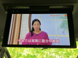 天井に設置されたモニターで、後席からも映像を楽しめる室内環境です。画面が頭上に配置されており、後席で過ごす時間をより快適にしたい方にうれしい装備です。