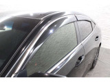 オプションのドアバイザーが装備!!タバコ・ペットなどの臭いが室内にこもるのが嫌な方、換気機能はもちろんのこと降雨時にも少しだけ窓を開けておくことが可能です!