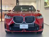 【BMWの伝統-1】BMWの特徴的な&ldquo;キドニーグリル&rdquo;は、80年以上続く伝統の形でございます。変わらないこだわりのデザインが、プレミアムブランド&ldquo;BMW&rdquo;を創り出します。