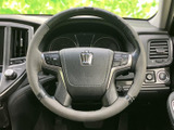 手元にスイッチ類を備え、運転姿勢を保ったまま各種機能へアクセスしやすい設計です。握りやすい形状で、前方を確認しながら手元の操作を行いたい日常の運転を支えます。