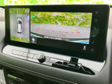 車両後方の映像に加え、周囲を上から捉えた表示や目安線も確認できます。駐車時に後方や車両周辺の状況を把握しやすく、切り返しなど日常の駐車をサポートします。