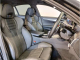 【コックピットシート】BMW車の主役席。車体中央にくる様に配置し車両重心とが一致する事でドライバーと車との一体感あるドライビングを実現。人間工学に基づき形成した形状が長時間のドライブ疲労も軽減します!