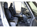 すわり心地の良い運転席・助手席です。長時間のドライブの疲れ軽減に貢献します。どうぞ快適なドライブを♪