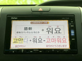 画面で映像を楽しめる装備を備え、停車中の待ち時間にも活用できます。表示内容を見ながら過ごせるため、休憩時などに便利。映像の視聴は停車中にお楽しみください。