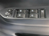 運転席のパワーウインドスイッチで全席窓の開閉・ロック操作ができます。