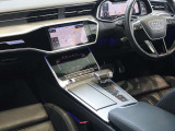 内装はシンプルに使い勝手を考え作られています。お車を運転する感覚をダイレクトに体感して頂けます。室内も広くロングドライブにも快適にお過ごしいただけます。