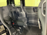 後席をはね上げれば、「もうひとつの荷室」が生まれます。