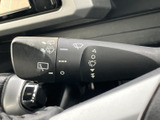 レバーに表示されたマークで機能を確認しやすく、運転席から手元の情報を把握できます。必要な機能へアクセスしやすい配置で、日々の運転時にも扱いやすい装備です。
