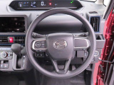 センターメーターで視界良好な運転席廻りです。運転時の視線移動が少なくて済むので安全性にも一役買ってくれますね。ぜひ一度ご覧になってください。見易さが違いますよ