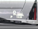 【ヘッドアップディスプレイ(HUD)】フロントウインドウガラスに走行情報を投影します。運転中の目線と重なるように表示されるので、少ない視線移動で速度が確認できるので、 ドライビングに集中できます!
