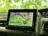 テレビ番組を表示できる画面を備え、停車中の休憩時間に映像を楽しめます。お出かけ先でひと息つく際にも活用でき、車内で過ごす時間に便利な装備として重宝します。
