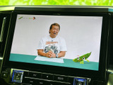 大画面でテレビ番組を楽しめる装備を備えています。停車中の休憩時間に映像を視聴でき、車内で待ち時間を過ごす際にも便利です。画面が見やすく、操作メニューも周辺にまとまっています。
