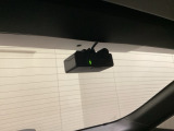 後方にもドライブレコーダーのカメラが付いています。前後両方でお車の周りを監視・記録いたします。
