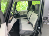 左右に並ぶ前席は明るい色合いで、車内にすっきりとした印象をもたらします。窓が大きく外の様子も見渡しやすいため、乗る方にも開放感があります。