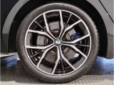 BMWの純正アロイホイールは軽量かつ強度にも優れているホイールで走行性能を引き上げる設計になっております。足元にもBMWは妥協がなくこだわっている個所になります。