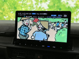 テレビ番組を画面に表示でき、停車中に映像を視聴して過ごせる装備です。画面上で番組情報も確認できるため、休憩時間などに車内でテレビを楽しみたい方に便利な機能です。