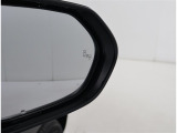 隣車線を走る車両をレーダーで検知し、ドアミラーでは確認しにくい後側方エリアに存在する車両に加え、急接近してくる車両も検知します。車両を検知するとドアミラーに搭載されたLEDインジケーターが点灯します。