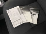 メンテナンスノート、取扱説明書ですね。 車の情報が凝縮されています。 車の整備記録が記載されている大事な物ですよ。