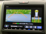後方の映像に加えてガイド線も表示され、駐車位置を確認しながら操作できます。車両周辺の状況を画面で把握しやすく、駐車や後退時の確認をサポートする便利な装備です。