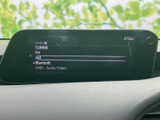 FM、AM、Bluetooth、USBなどのソースが一覧で表示され、使いたい音源を選びやすい画面です。表示を見ながら切り替えられるため、日々の移動時間にも活用しやすい装備です。