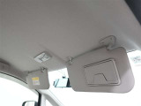 運転席にはちょっとした身だしなみのチェックに便利なバニティミラー付サンバイザー♪