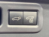 【パワーバックドア】スマートキーや運転席のボタンを押すだけでリアゲートが自動で開閉します!荷物を持っている時や、高い位置にあるバックドアを閉める際に便利な機能です♪
