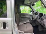 運転席と助手席は落ち着いた色合いでまとめられ、座面や背もたれもゆったりとした印象です。窓から光が入り、前方や周囲を見渡しやすい、すっきりとした室内空間です。