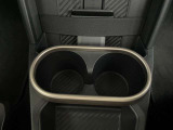 センターコンソールに2つのドリンクホルダーを装備しております